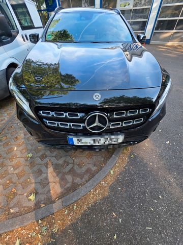MERCEDES-BENZ GLA 180 -
