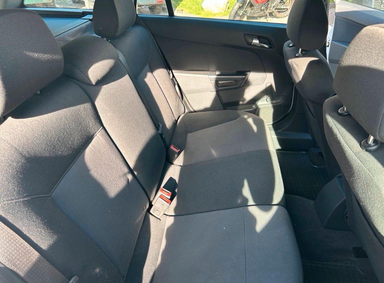 Opel Astra 2010 — interior