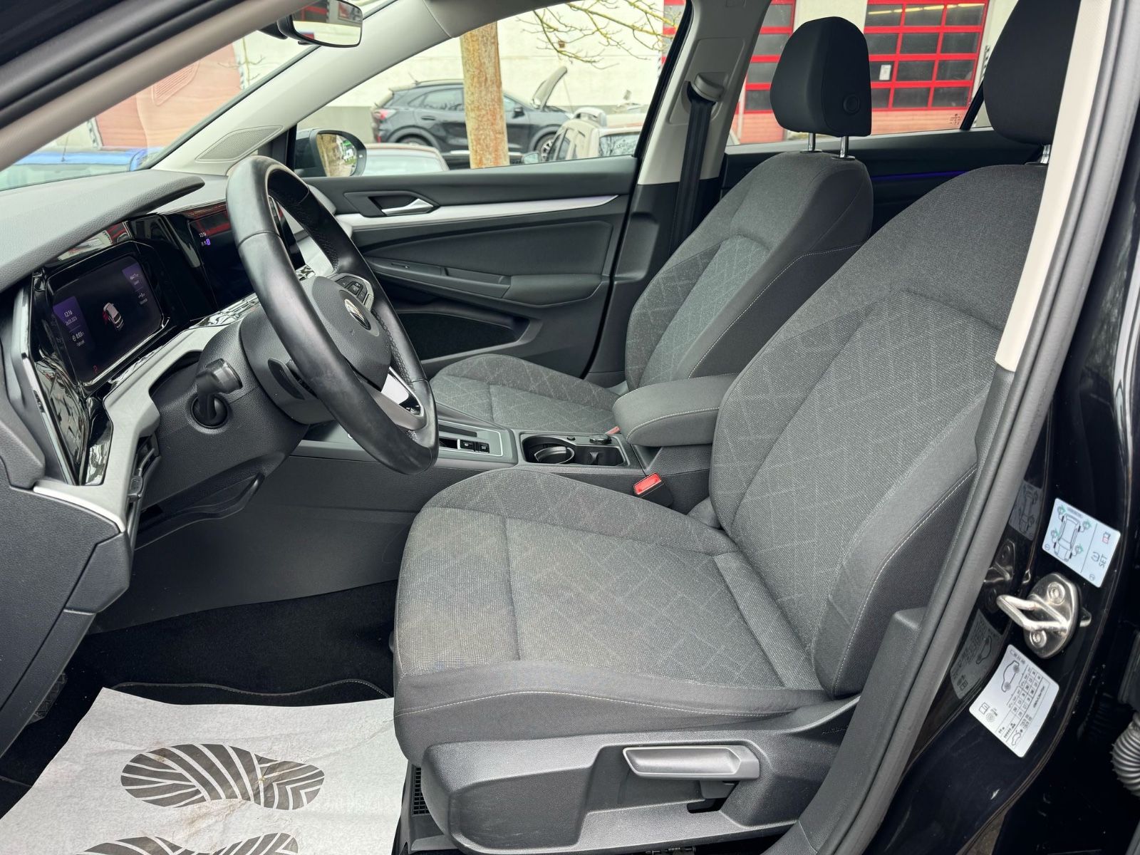 Fahrzeugabbildung Volkswagen Golf VIII Lim. Life eTSI LED+Navi+Lane