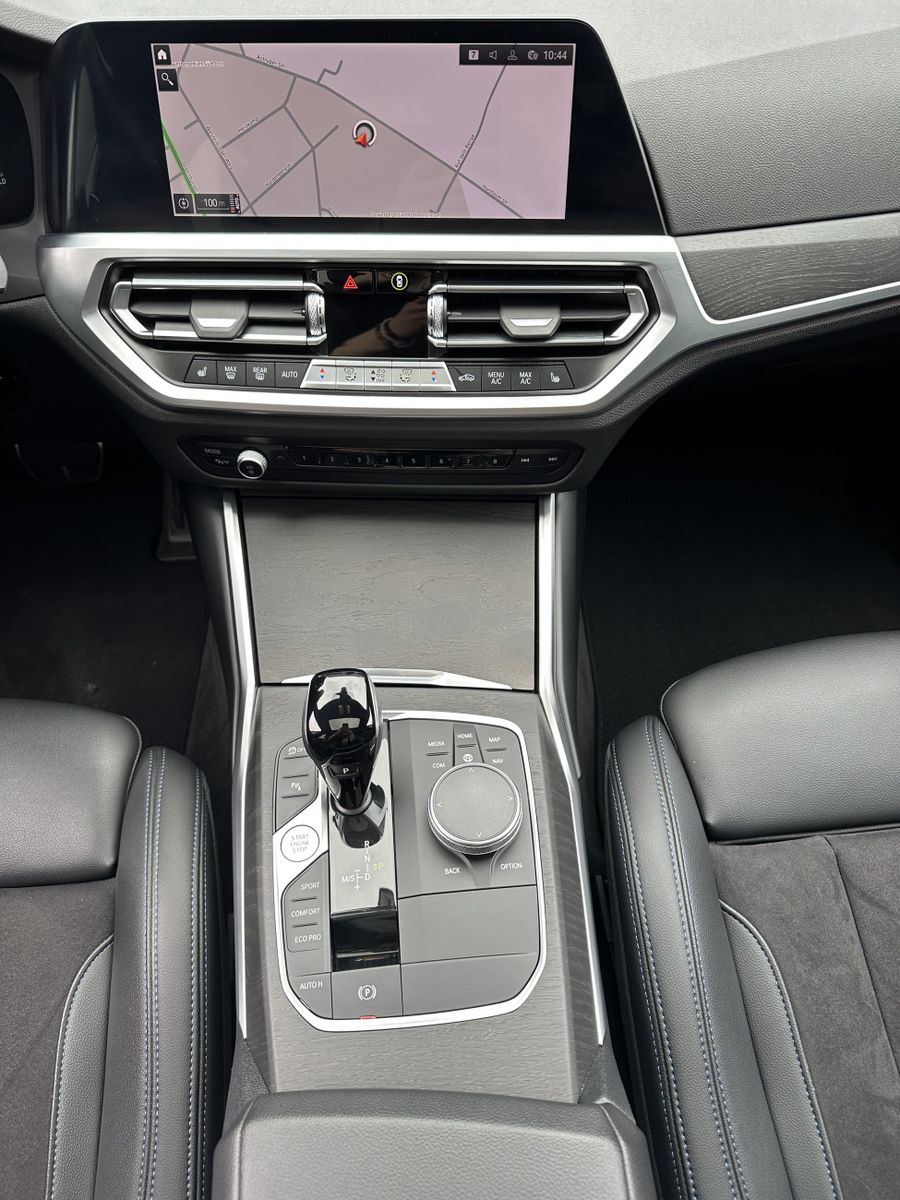 Fahrzeugabbildung BMW 320d Touring M-Sport NAV+LED+PANO+19ZO+LIVECOCKP