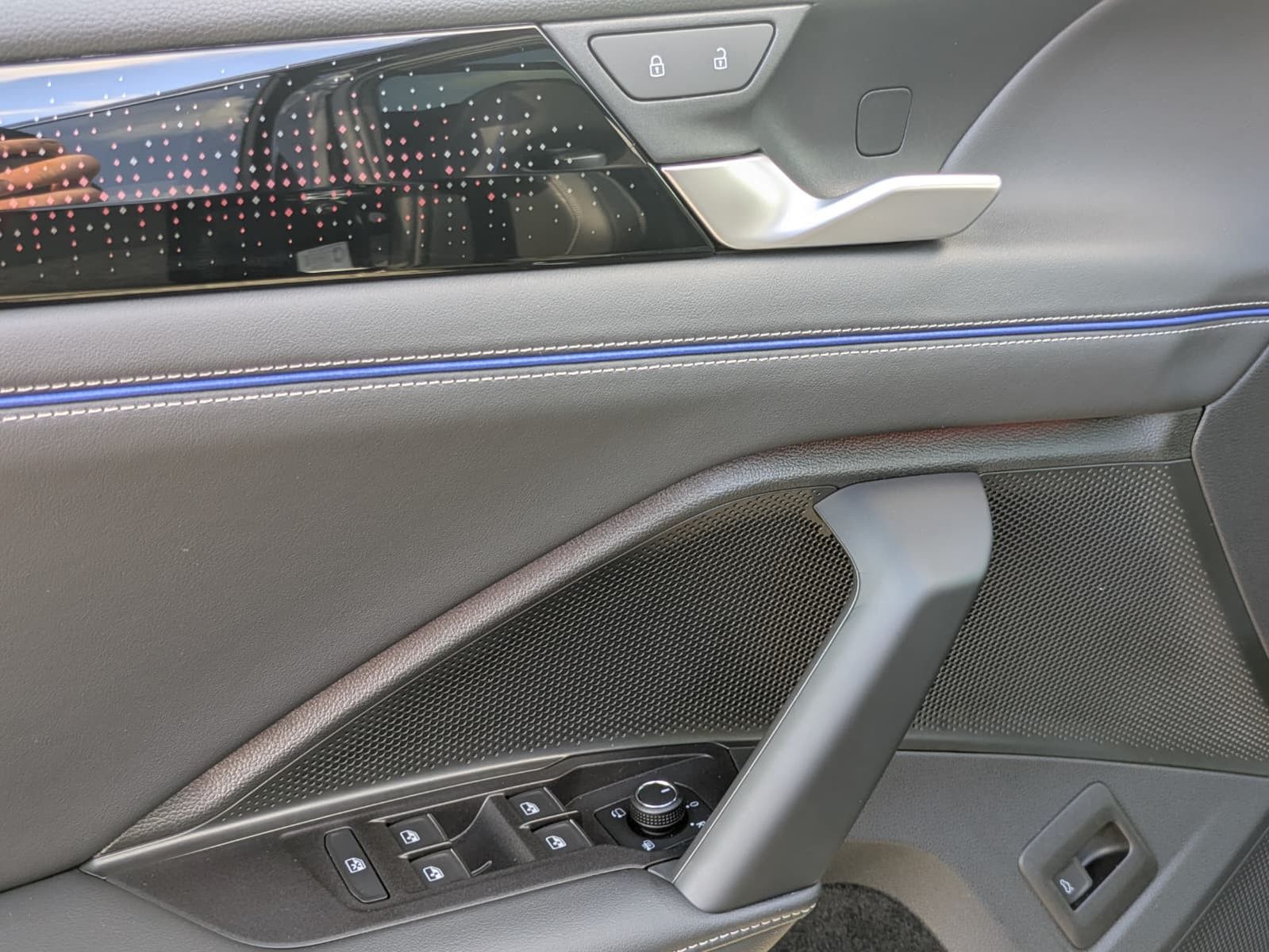 Fahrzeugabbildung Volkswagen Tiguan 2.0 TDI 4M R-Line PANO*H&K*AHK*MATRIX*20"