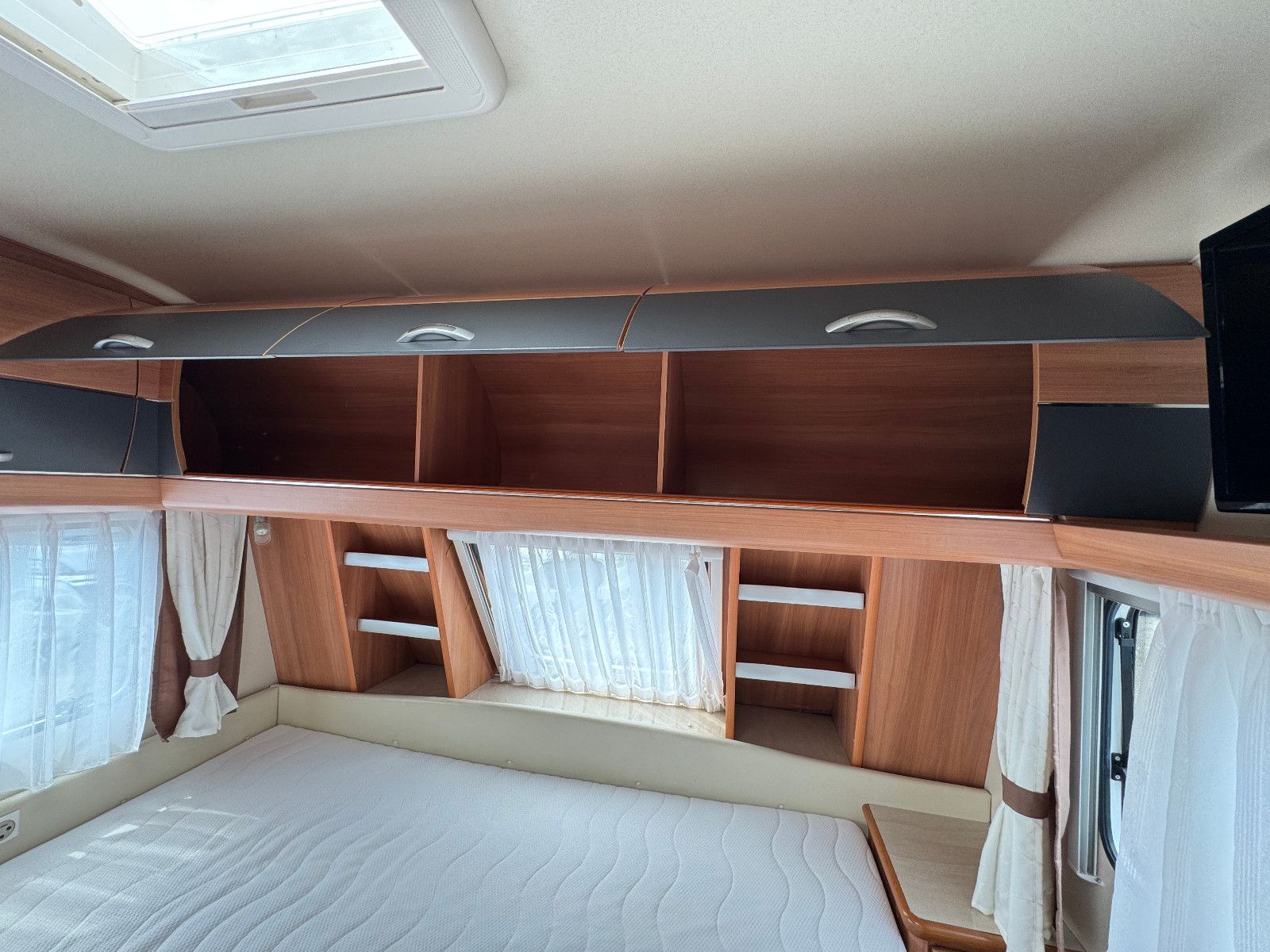 Fahrzeugabbildung Hobby 545 KMF DE LUXE SAT TV MOVER RUNDSITZGRUPPE