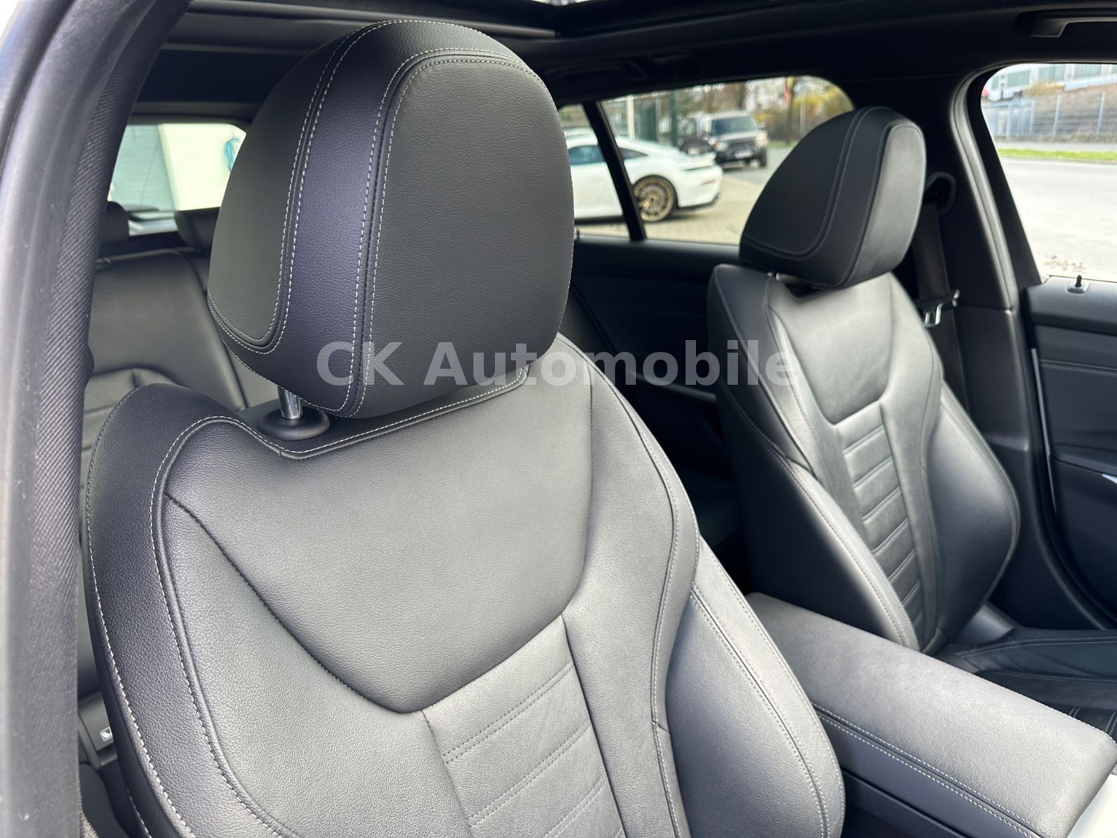 Fahrzeugabbildung BMW M340i Touring xDrive/Navi/HeadUP/Pano/360°