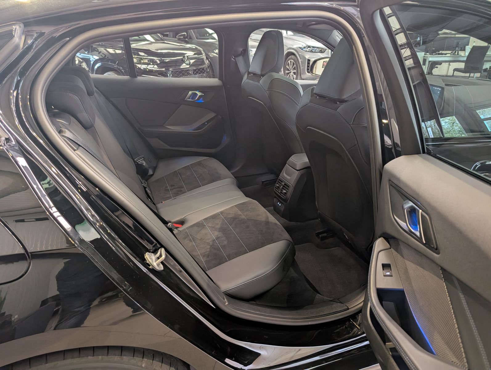 Fahrzeugabbildung BMW 123 i xDrive M-Sport Massag H/K Kamera Pano AHK