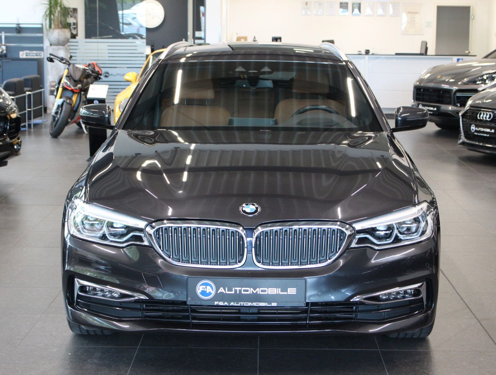 Fahrzeugabbildung BMW 520 d Touring Luxury Line 1. Hand*Pano*H&K*HUD