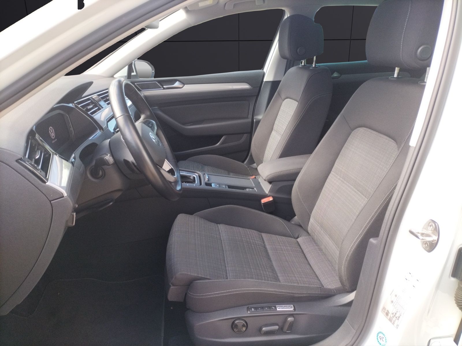 Fahrzeugabbildung Volkswagen Passat Variant TDI Business DSG Matrix AHK Navi