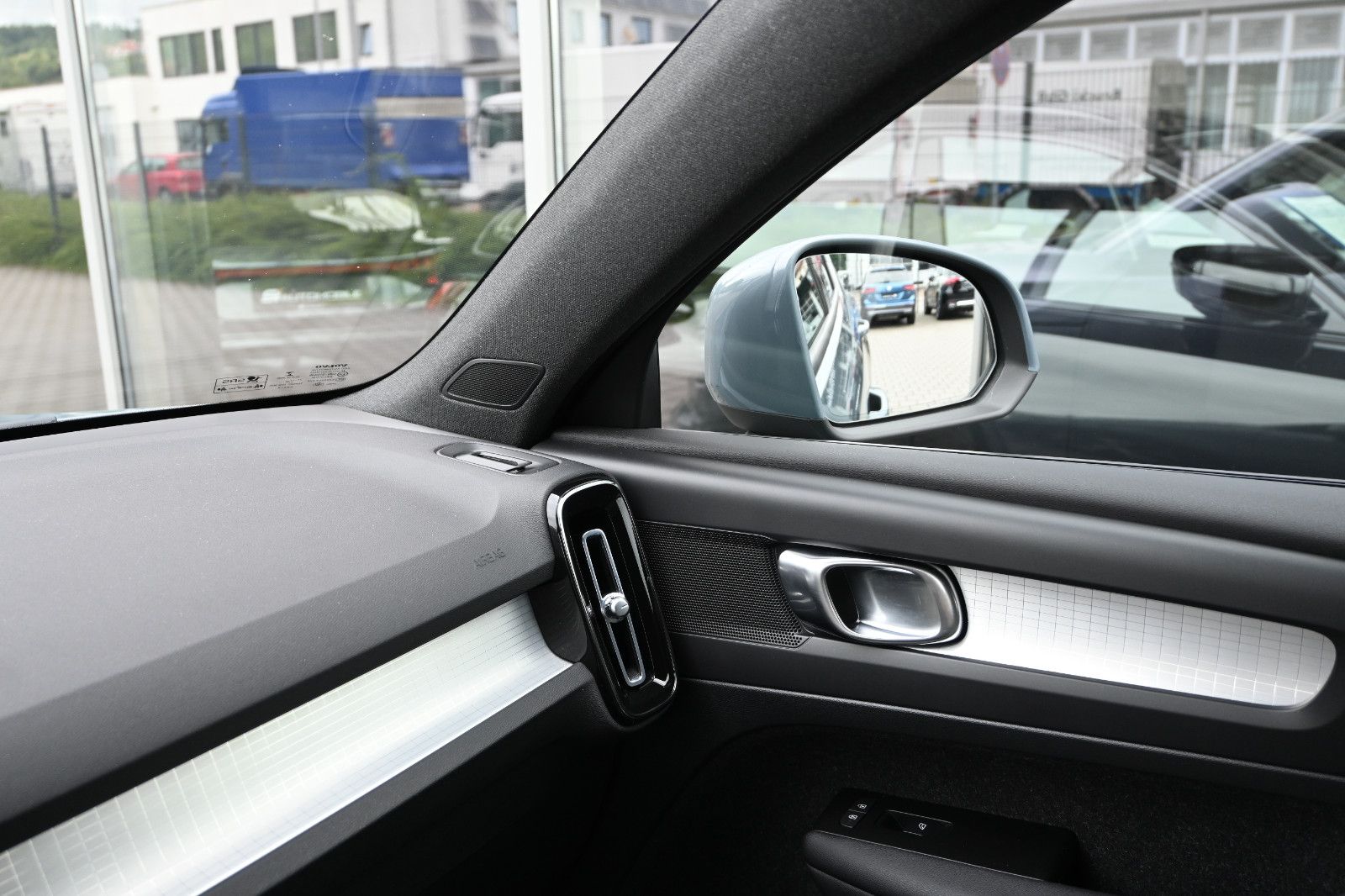 Fahrzeugabbildung Volvo XC40 B4 AWD Momentum Pro Aut. °AHK°STANDHEIZUNG°