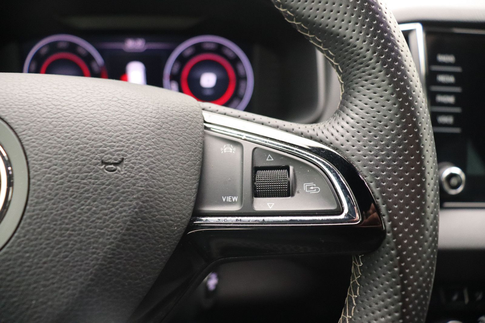 Fahrzeugabbildung SKODA Karoq 1.5 Ambition SPORTLINE LED NAVI ACC