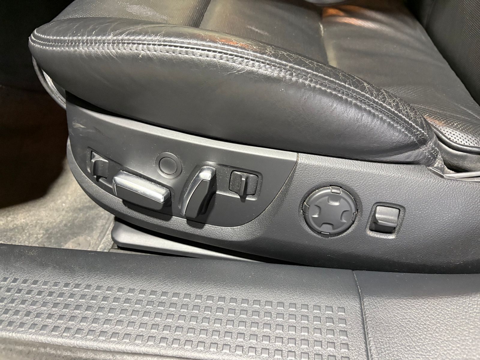 Fahrzeugabbildung Audi A8 3.2 FSI quattro/XENON/NAVI/PDC/LEDER/AUTOMATI