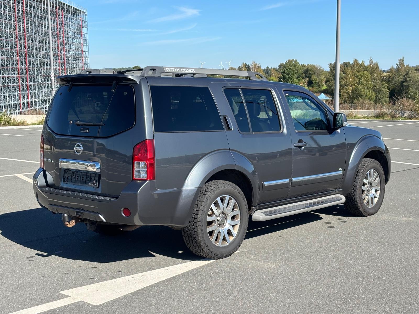 Nissan Pathfinder 3.0 dCi LE | 231 ch | BVA | 7 places | Bose | Toit ouvrant | Cuir chauffant à mémoire | Attelage amovible