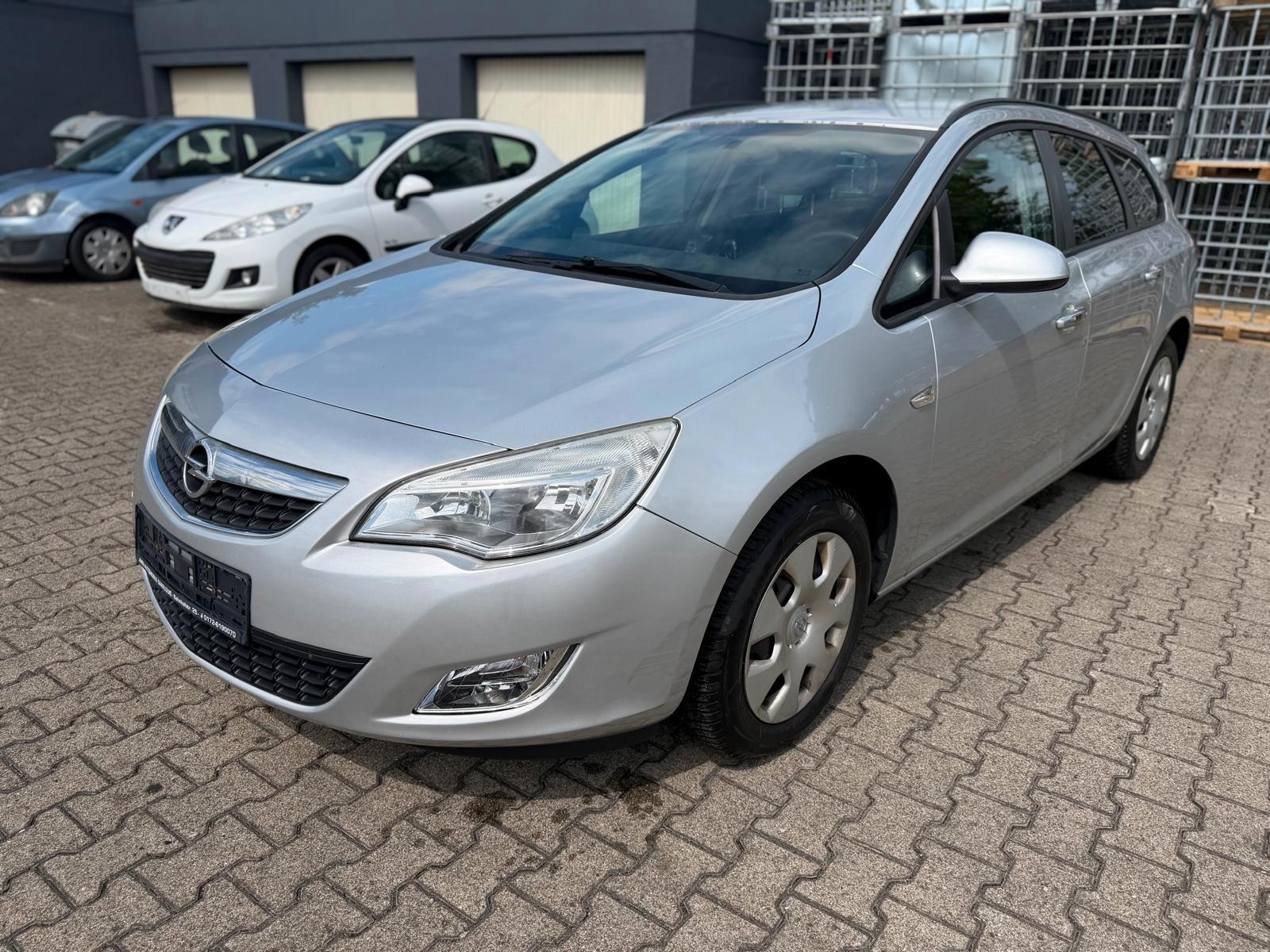 Opel Astra 2011 — rear view