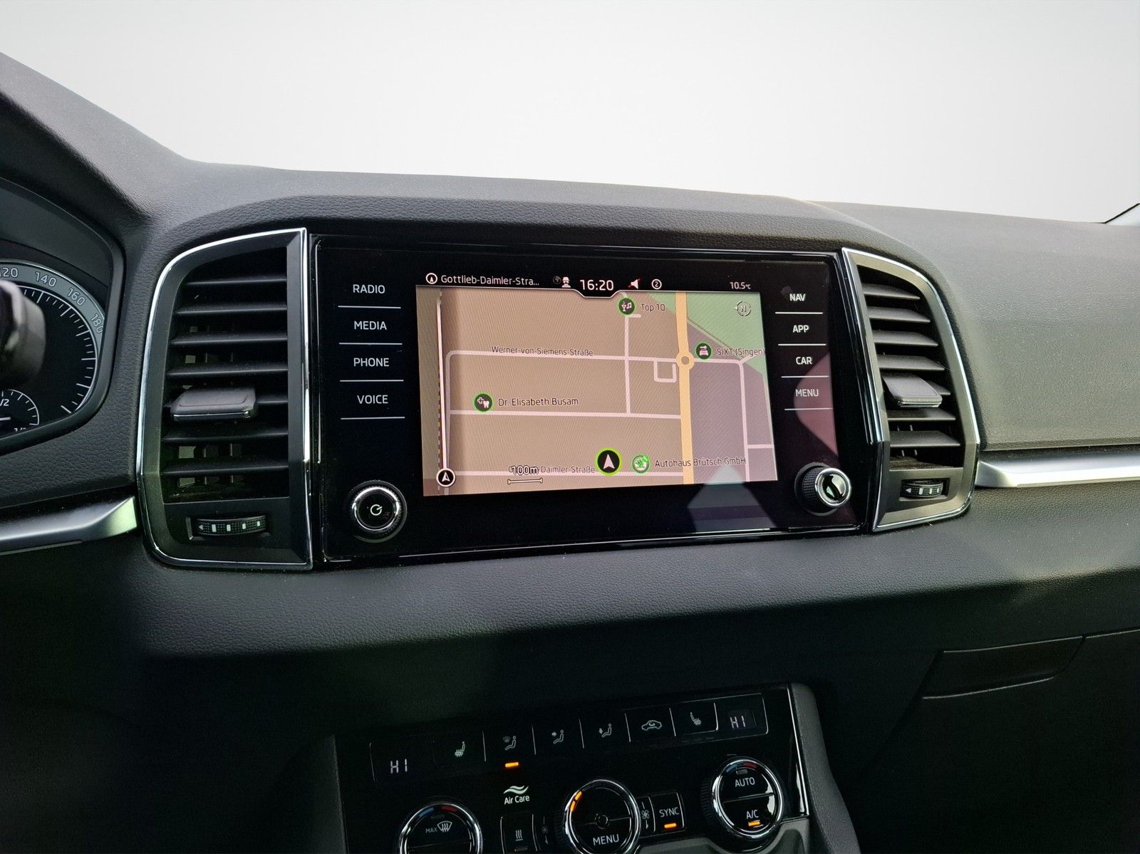 SKODA Karoq 2.0 TDI Drive125 4x4 DSG / AHK / NAVI / ST - Image 13