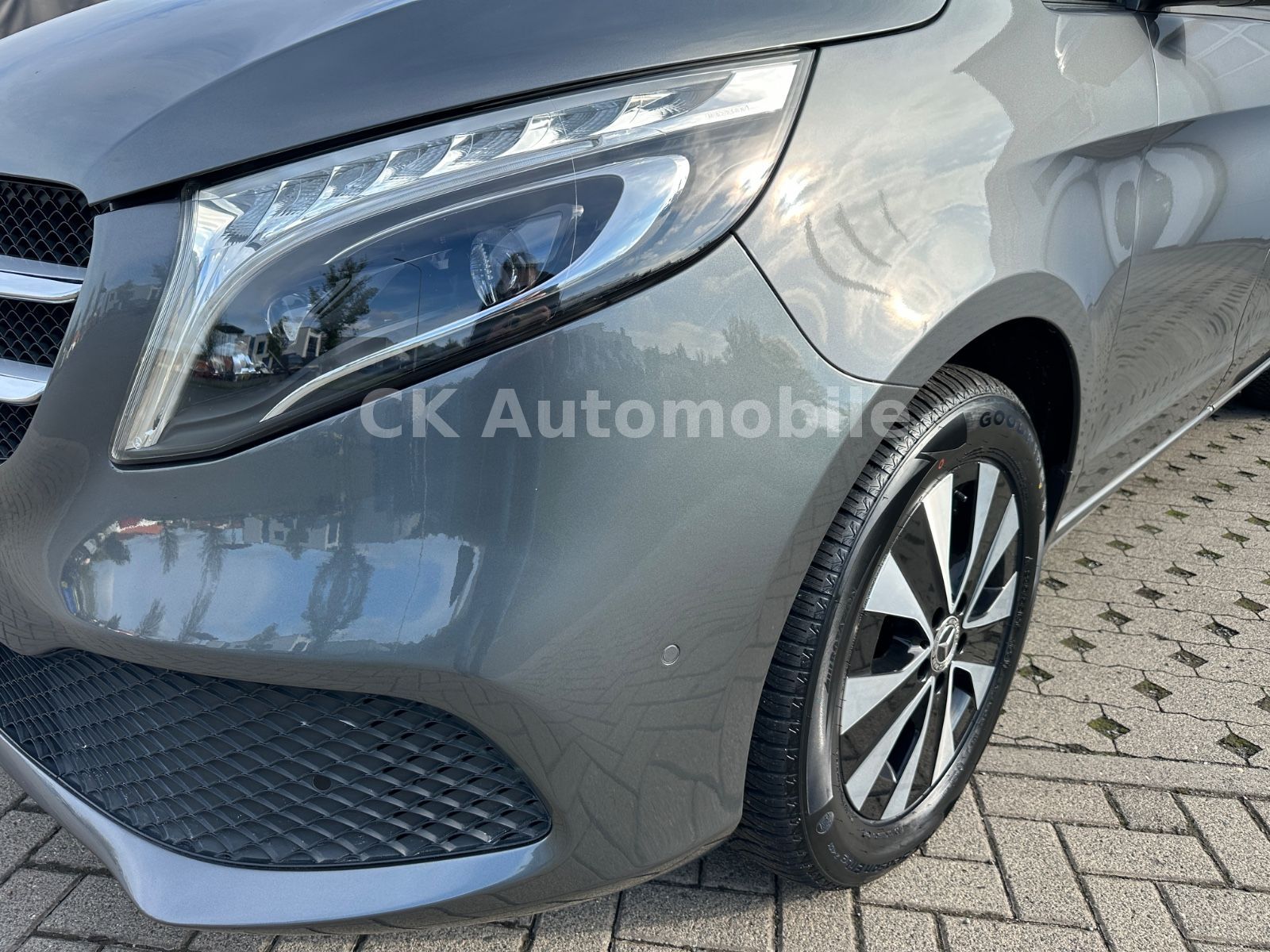 Fahrzeugabbildung Mercedes-Benz V 250d EDITION 4MATIC lang/7 Sitze/Navi/LED/AHK