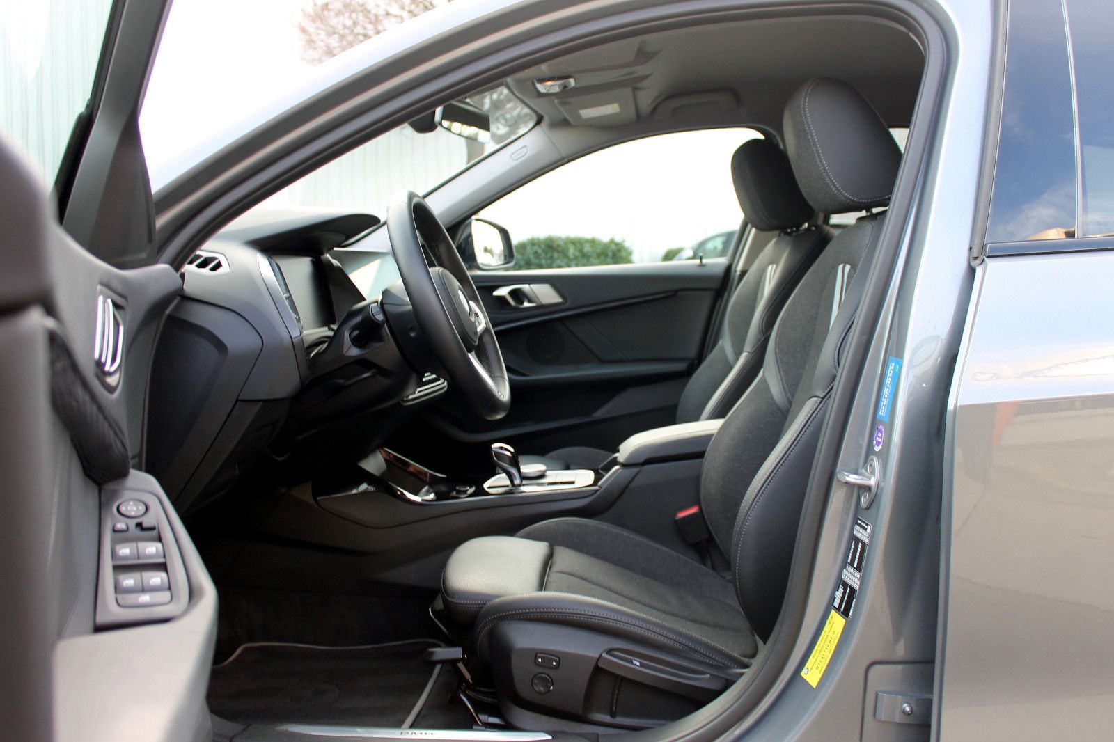 Fahrzeugabbildung BMW 118i Sport-Line Steptr. LED PDC CarPlay SHZ BT