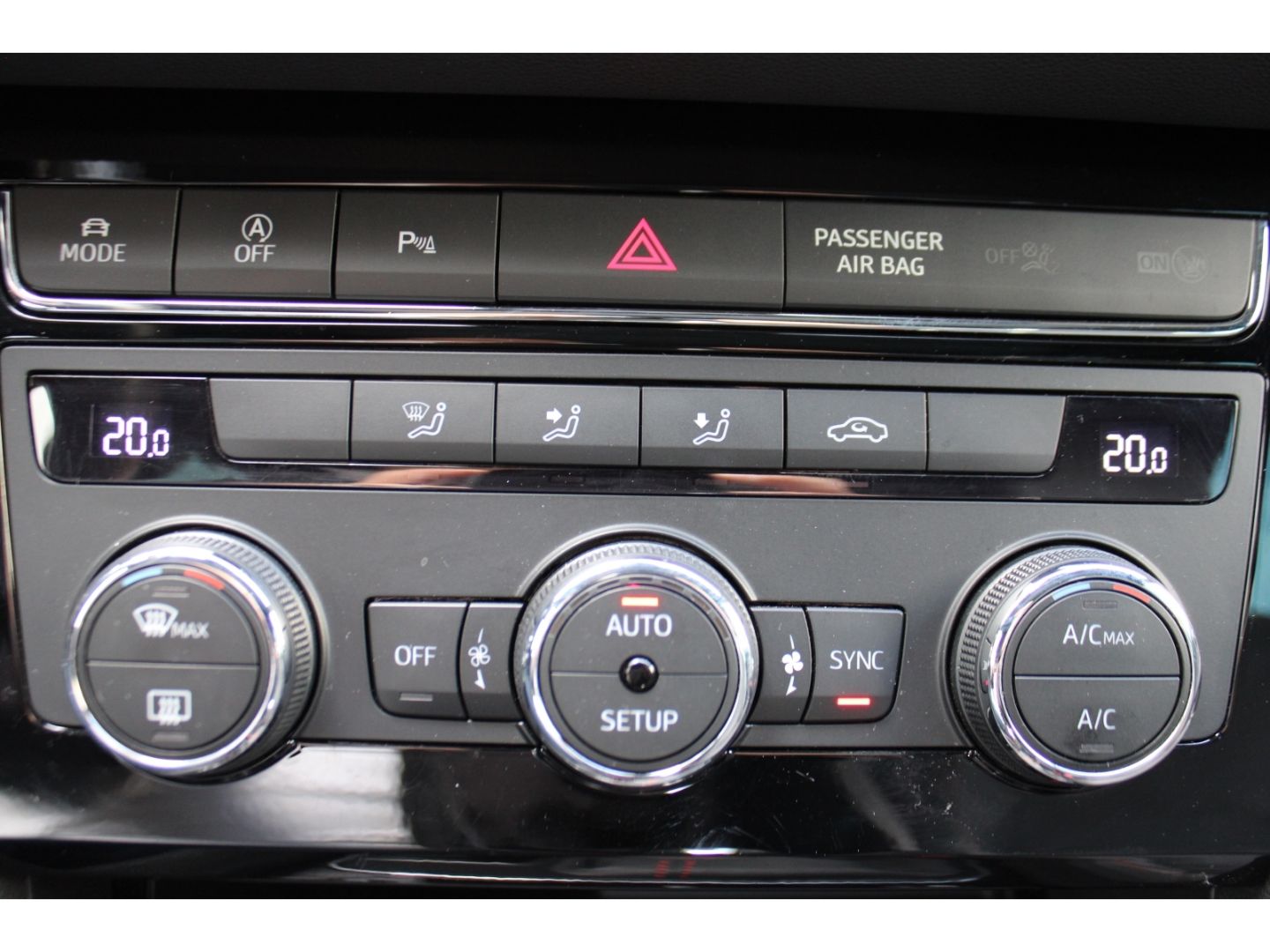SEAT Leon FR 2.0 TDI Beats ACC LED H&R Pano Navi DAB - Image 26