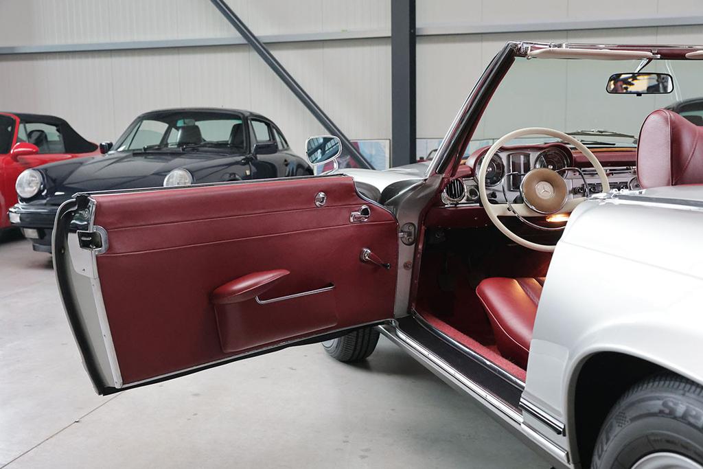 Mercedes-Benz SL 230