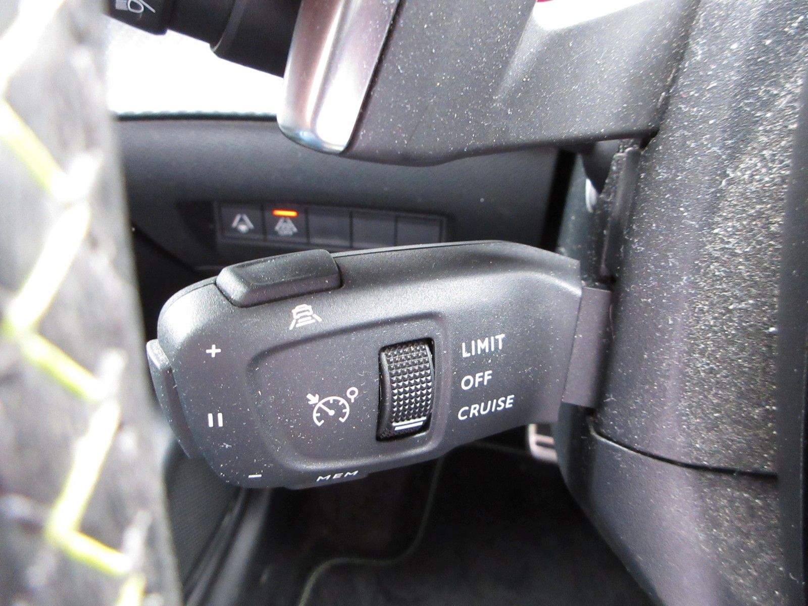 Fahrzeugabbildung Peugeot 208 GT Pack LED/NAVI/SHZ/PANO/HEADUP/PDC/17"