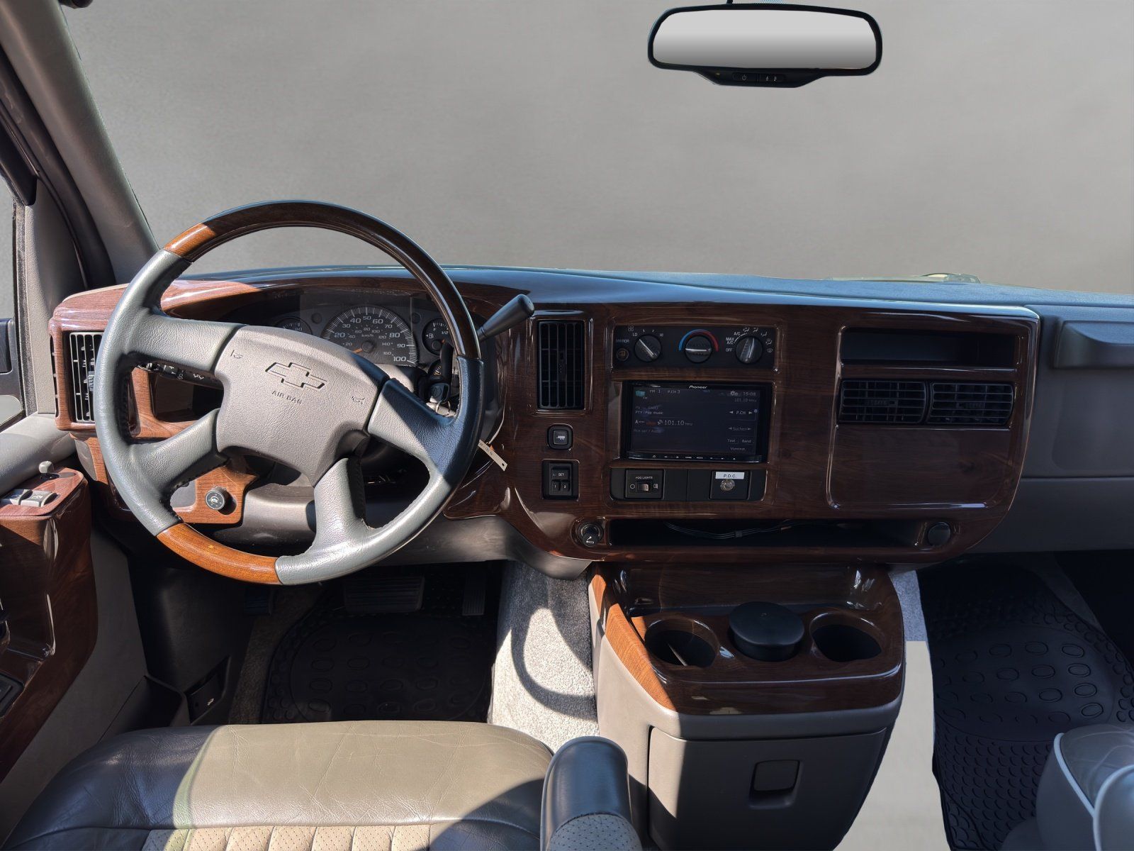 Fahrzeugabbildung Chevrolet Express 1500 Starcraft /Clean Carfax/ DVD/ BETT