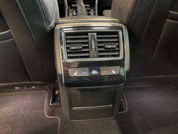 Skoda Superb Combi L&K *PANO*ACC*AHK*LEDER*NAVI*BI-XEN
