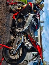Aprilia RSV 4 Factory Neuzustand mit Carbon - APRILIA RSV4 FACTORY