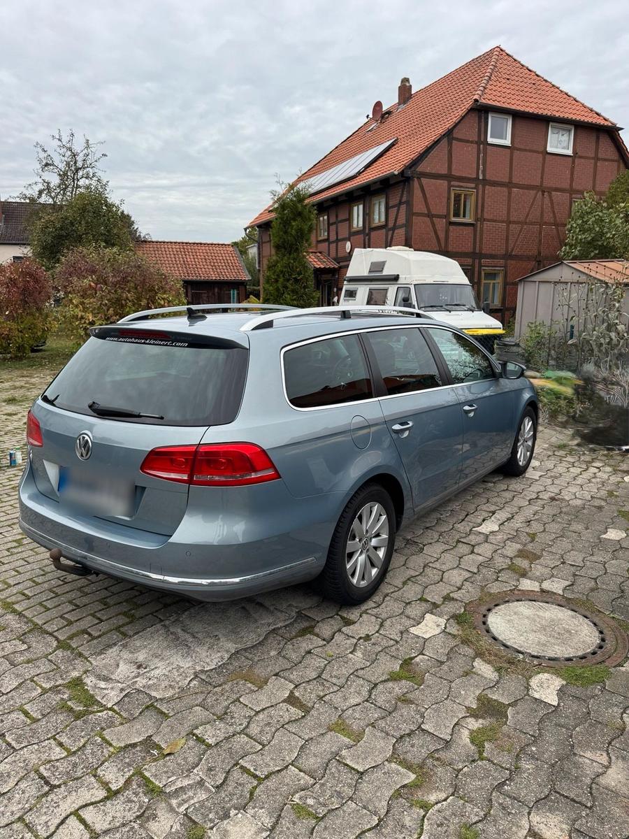 Volkswagen Passat 2011 — вигляд ззаду