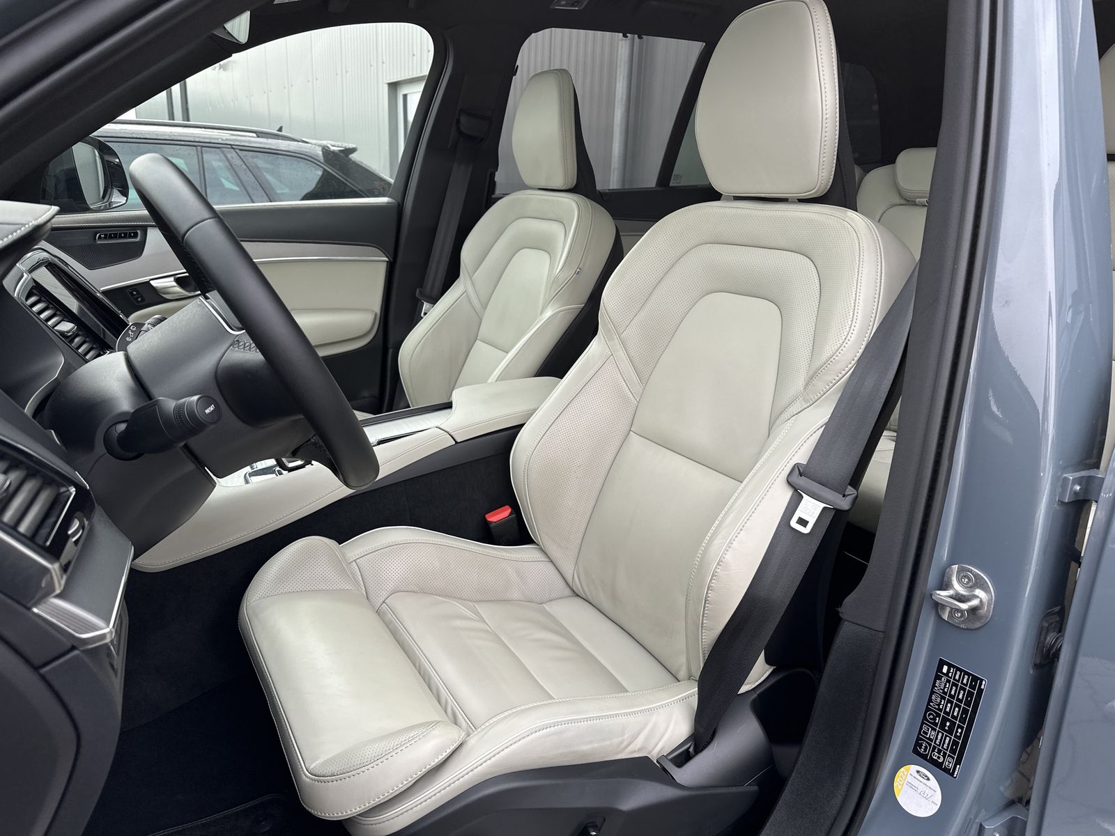 Fahrzeugabbildung Volvo XC90 T8 AWD R-Design 7-Sitzer NAV+LED+AHK+PANORA