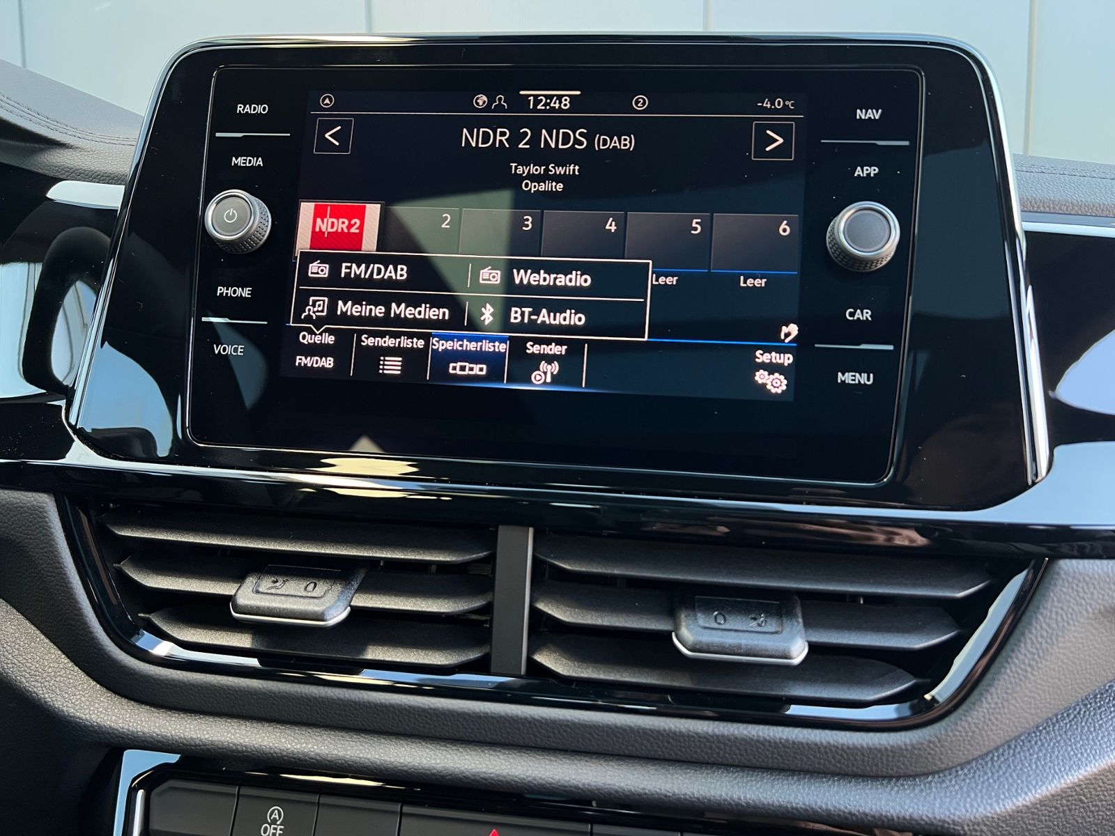 Fahrzeugabbildung Volkswagen T-Roc R-Line 1.5 TSI DSG *AHK, Pano, Black Style