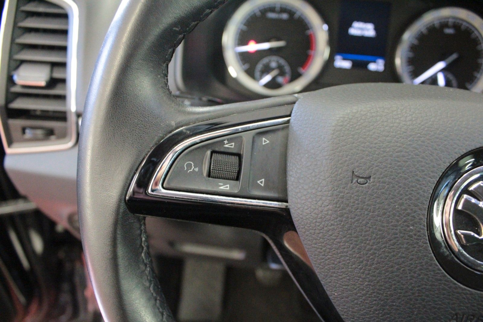 Fahrzeugabbildung SKODA Karoq 1.0 TSI AMBITION  AHK *Allwetter*
