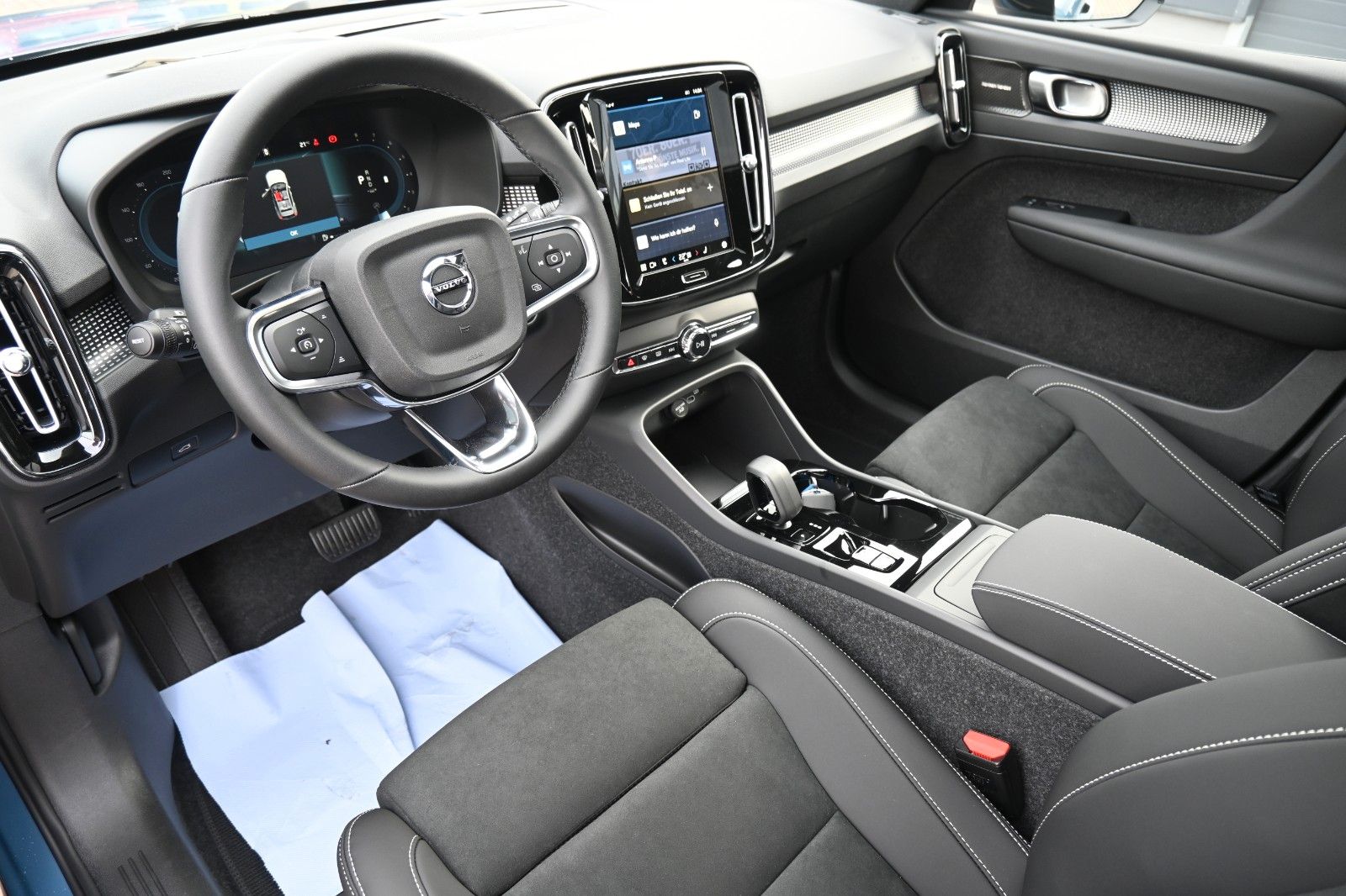 Fahrzeugabbildung Volvo XC40 B4 Black Ultra Dark*FSHZG*PANO*360°*ACC