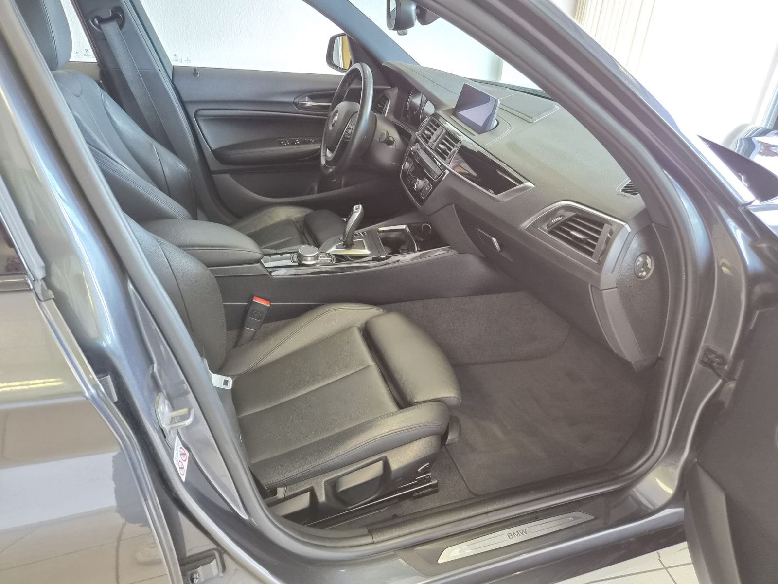 Fahrzeugabbildung BMW 120i Edition Sport Line Shadow/NAVI / AUTOMATIK