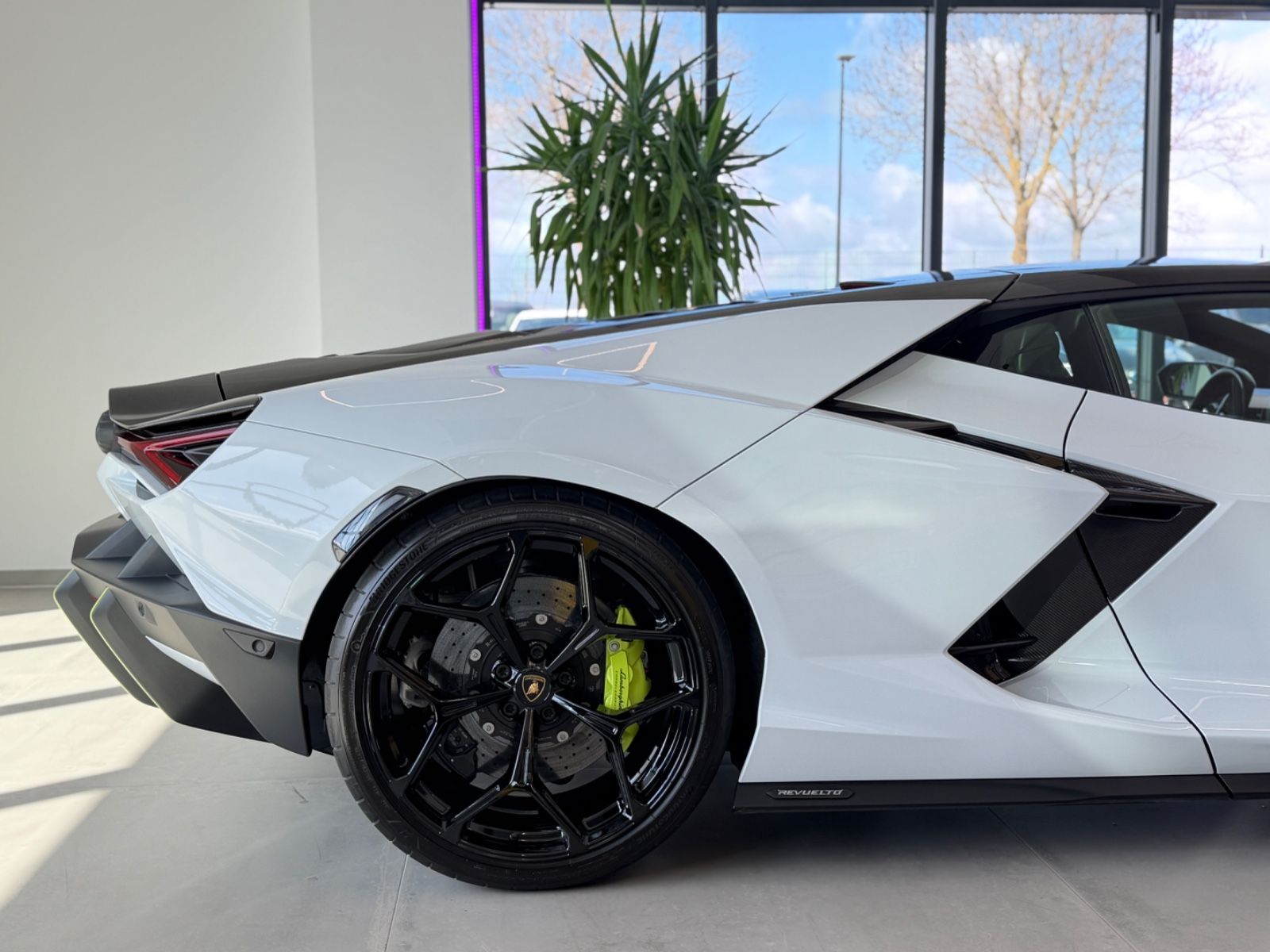 Revuelto V12 Full Carbon Lift Sonus
