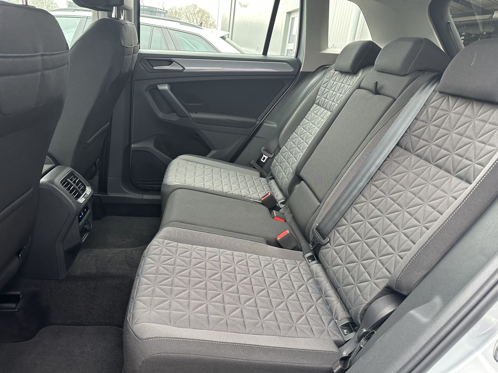Fahrzeugabbildung Volkswagen Tiguan 1.4 TSI eHybrid Life NAV+LED+CARPLAY+ACC