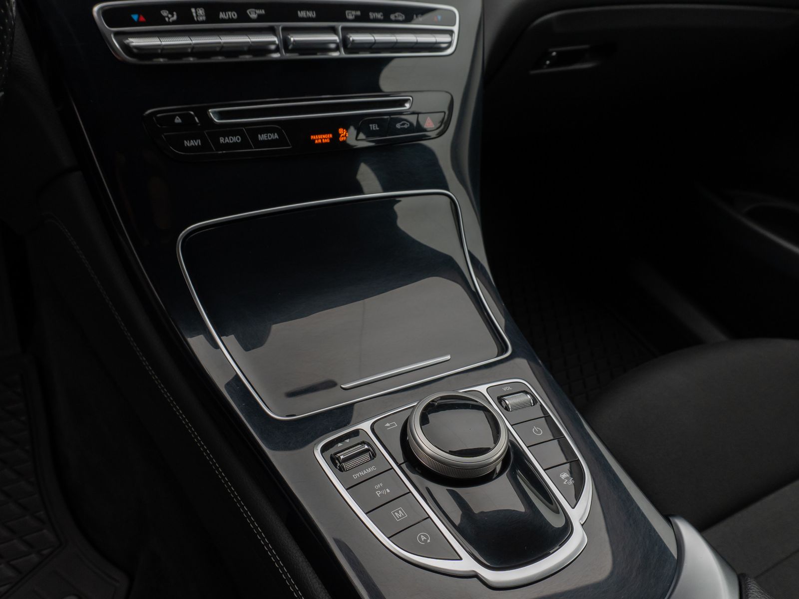 Fahrzeugabbildung Mercedes-Benz GLC 250 4Matic Kamera AHK Navi Sitzhzg