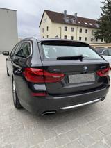 BMW 540i xDrive Touring  - graue BMW 540