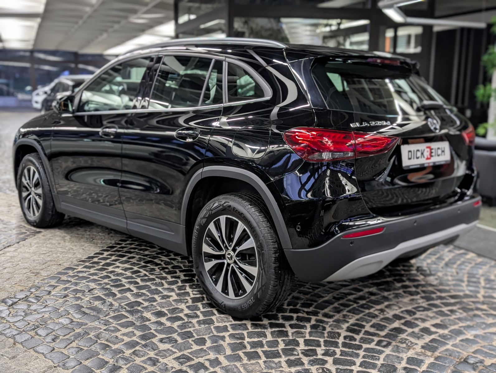 Fahrzeugabbildung Mercedes-Benz GLA 220 d STYLE MBUX TEMP StHz LEDER SHZ KEYLESS