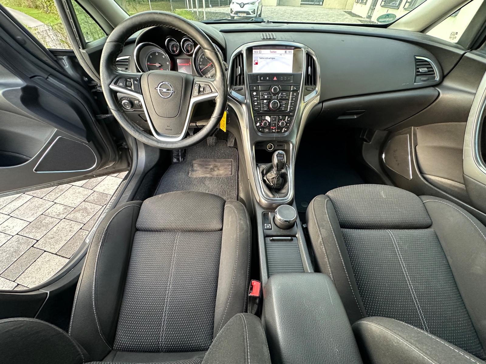 Opel Astra 2011 — photo 21