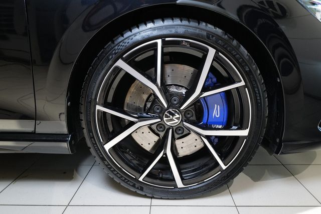 Volkswagen Golf VIII R Performance Akrapovic Pano HKardon K
