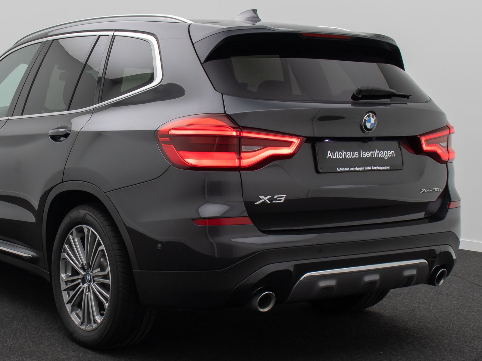 Fahrzeugabbildung BMW X3 xD30e LuxuryLine HUD DAB HiFi Panorama 19Zoll