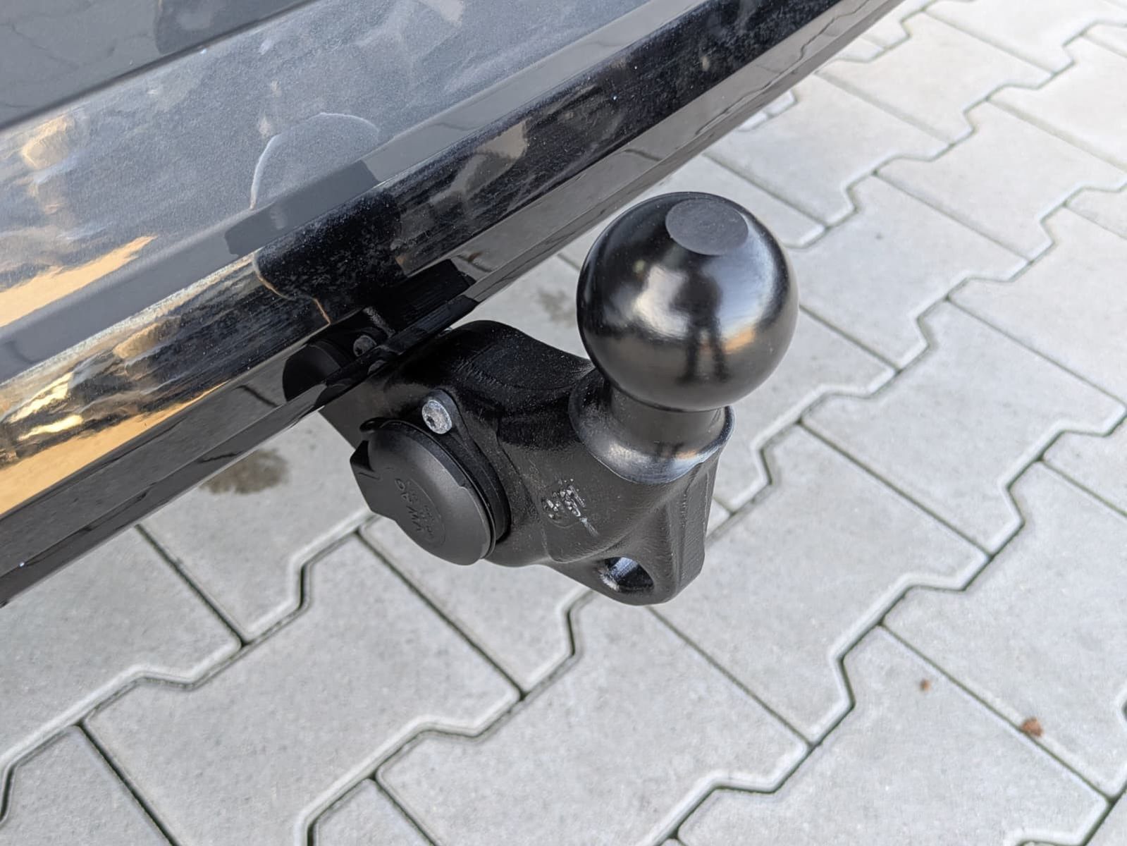 Fahrzeugabbildung Volkswagen Touran 2.0 DSG R-Line High BLACK Pano 7Si IQ AHK