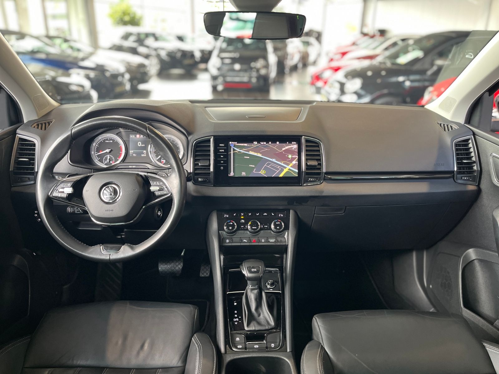 Fahrzeugabbildung SKODA KAROQ Style AHK ACC LED NAV LEDER 18"