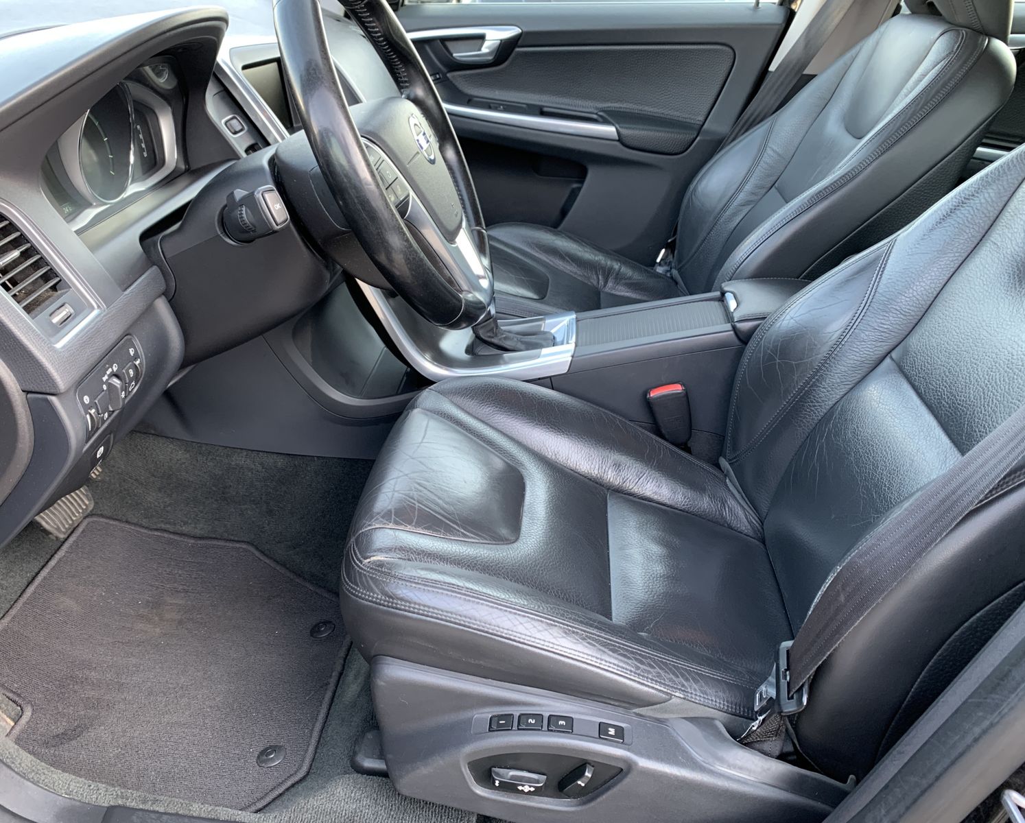 Fahrzeugabbildung Volvo XC60 2.4 D*Summum AWD*Leder*AHK*Temp*Navi*SHZ*