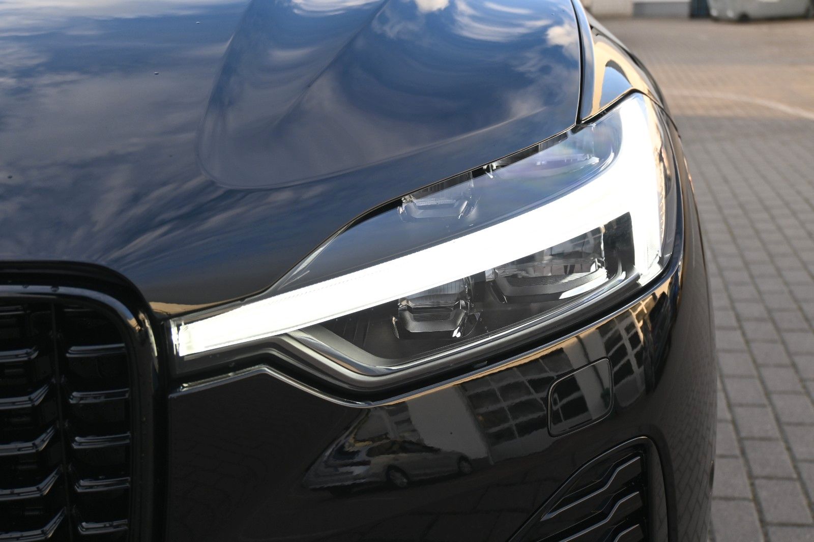 Fahrzeugabbildung Volvo XC60 B5 AWD Plus Black Edition*H&K*360°*ACC*AHK