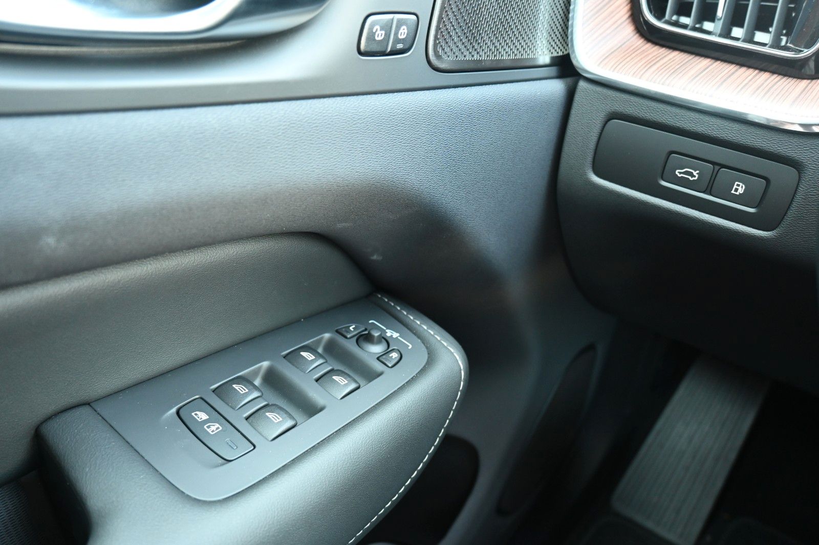 Fahrzeugabbildung Volvo XC60 T6 AWD RC Plus Bright*PANO*360*Luft*H&K*ACC