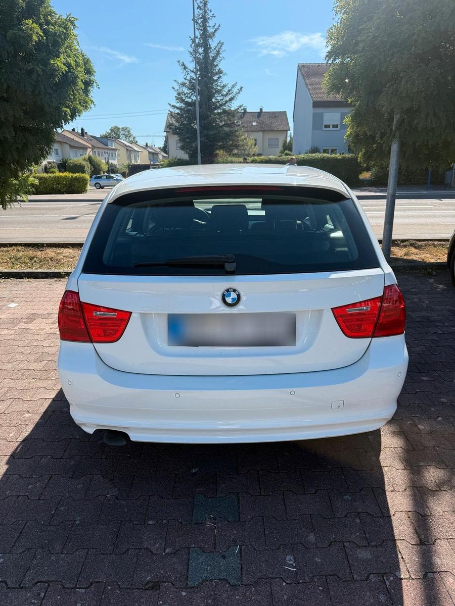 BMW 318 2011 — interior
