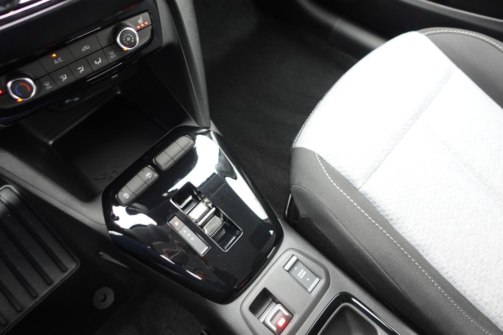 Fahrzeugabbildung Opel Corsa Hybrid Edition Sitzh.,Allwetter,LED,PDC
