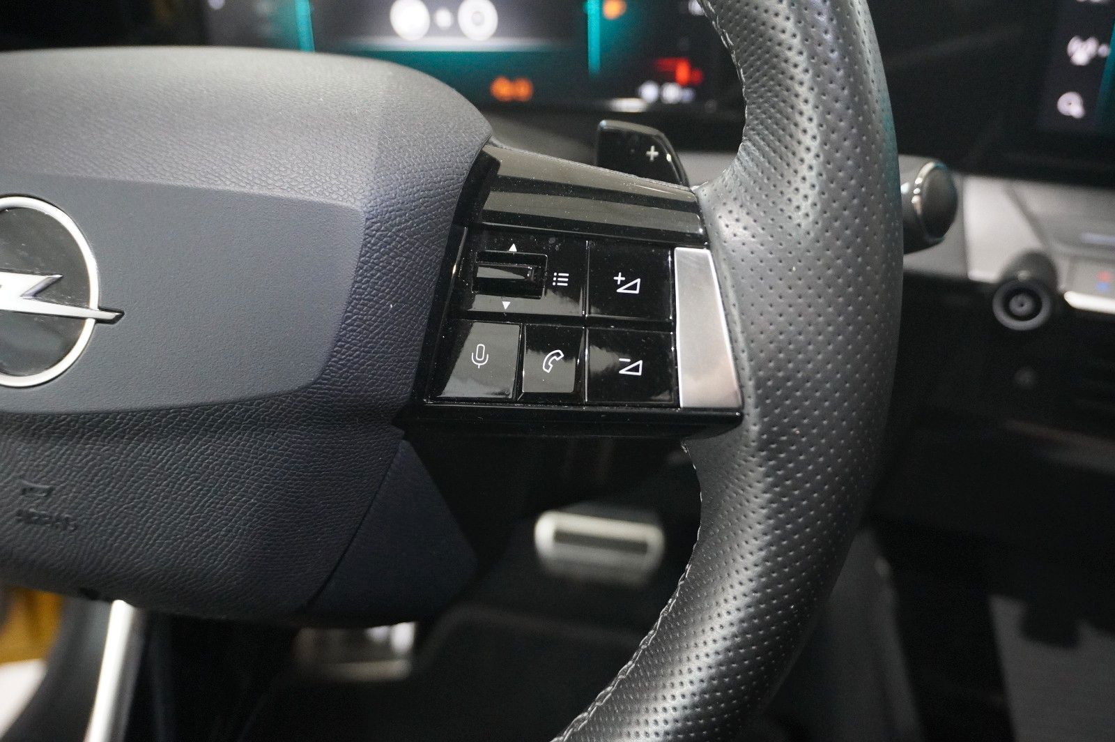 Fahrzeugabbildung Opel Astra L Lim. 1.6 HYBRID ULTIMATE NAVI/360°/HUD