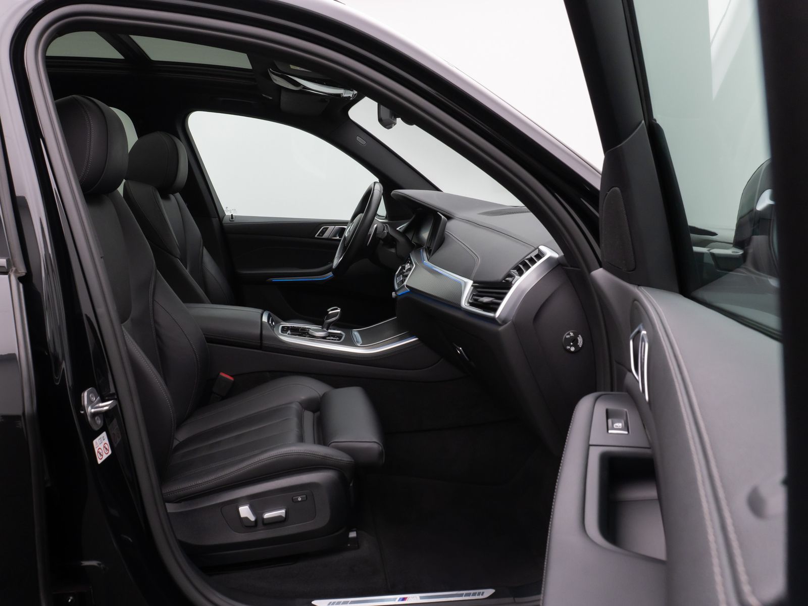 Fahrzeugabbildung BMW X5 xD45e M Sport Panorama 360° HUD DAB HiFi 21"