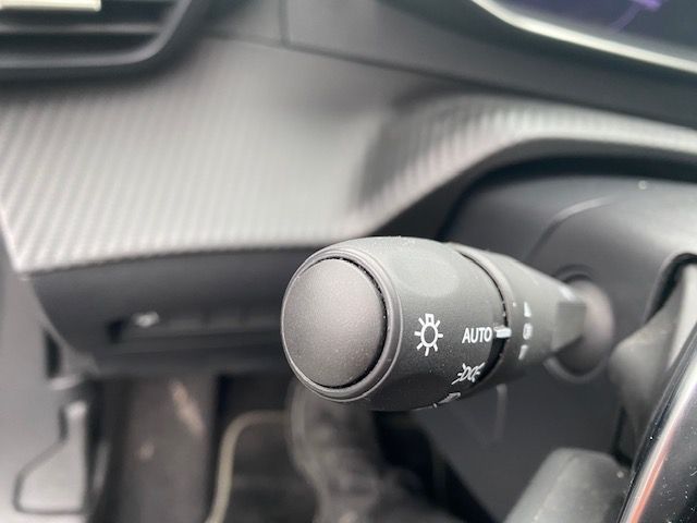 Fahrzeugabbildung Peugeot 2008 GT MildHybrid 145 e-DSC6