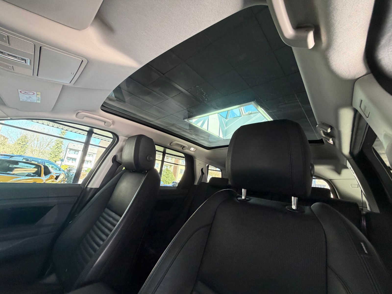 Fahrzeugabbildung Land Rover Discovery Sport S /PANORAMA/HUD/KAMERA/ACC