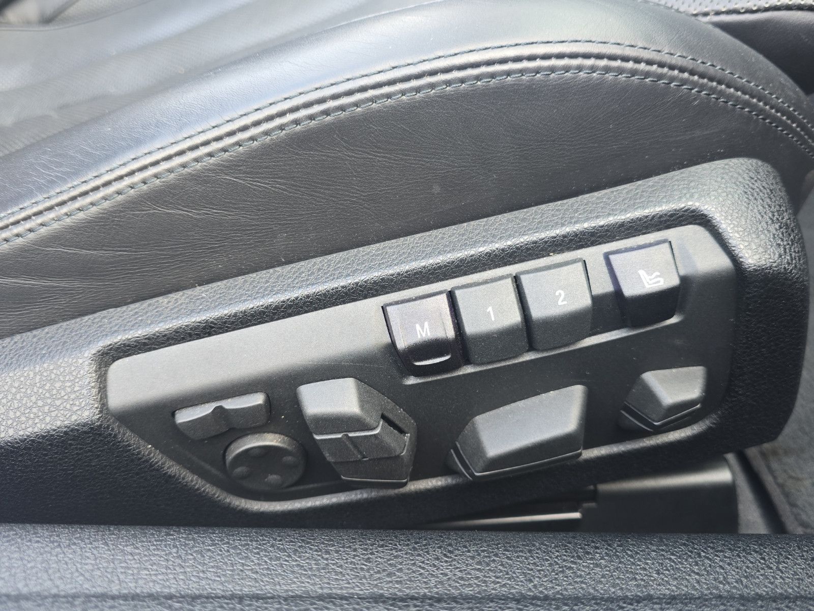 Fahrzeugabbildung BMW 650i Cabrio M-PAKETT,B&O,360,SOFT CLOSE,MASSAGE